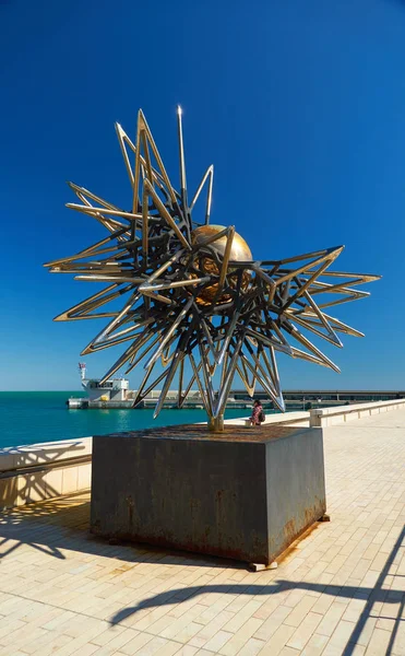 Скульптура біля яхт клубу Монако. — стокове фото