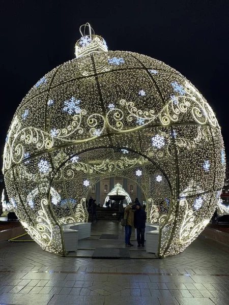 Giant LED lights Christmass ball in Moscow — Stock Photo, Image