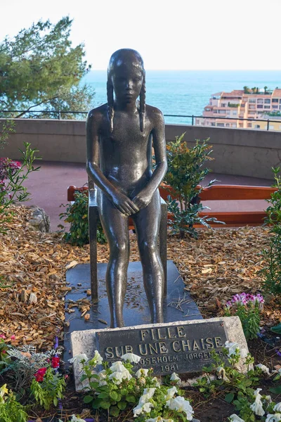 Статуя девушки — стоковое фото