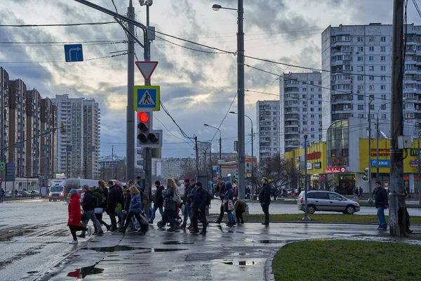 Moscou Rússia Março 2020 Pedestres Cruzam Estrada Perto Estação Metrô — Fotografia de Stock