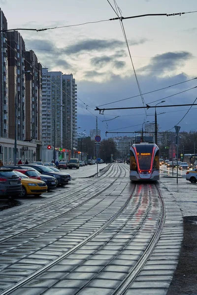 Moskwa Rosja Marca 2020 Nowoczesny Tramwaj Jedzie Ulicą Menzhinskogo Zdjęcia Stockowe bez tantiem