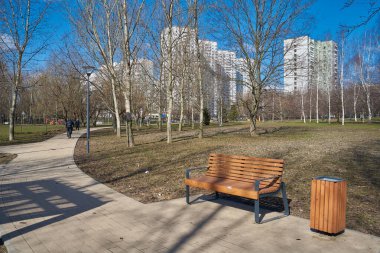 Moskova, Rusya - 22 Mart 2020: Yuzhnoye Medvedkovo İlçesi İlçesi 'ndeki parkta yaya geçidi ve bank.