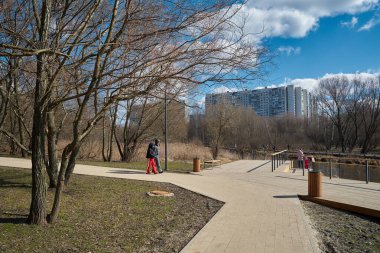 Moskova, Rusya - 22 Mart 2020: İlkbaharda Yuzhnoye Medvedkovo ilçesinde pedistian yürüyüş yolları ile parkın manzarası.