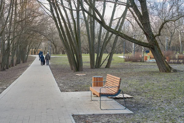 Vista Del Parco Primavera Con Passerella Piedistallo Panchina Nel Distretto — Foto Stock