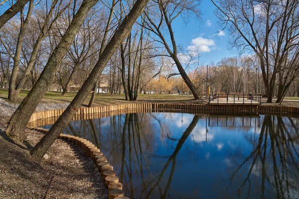 池の上の春の風景 モスクワのYuzhnoye Medvedkovo地区 — ストック写真