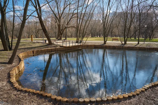 池の上の春の風景 モスクワのYuzhnoye Medvedkovo地区 — ストック写真