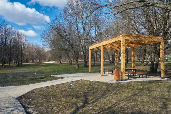 Plaats Rusten Met Houten Pergola Het Park Lente Yuzhnoye Medvedkovo — Stockfoto