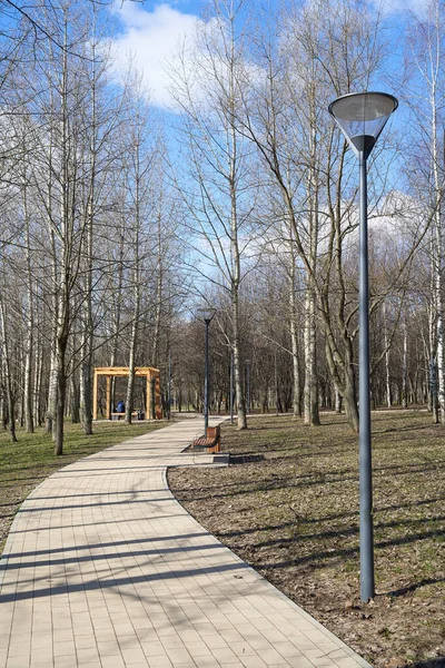 Promenada Dla Pieszych Drewniana Pergola Parku Wiosną Dzielnicy Jużnoje Miedwiedkowo — Zdjęcie stockowe
