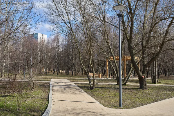 Uitzicht Het Park Lente Met Voetgangers Straatverlichting Wijk Yuzhnoye Medvedkovo — Stockfoto