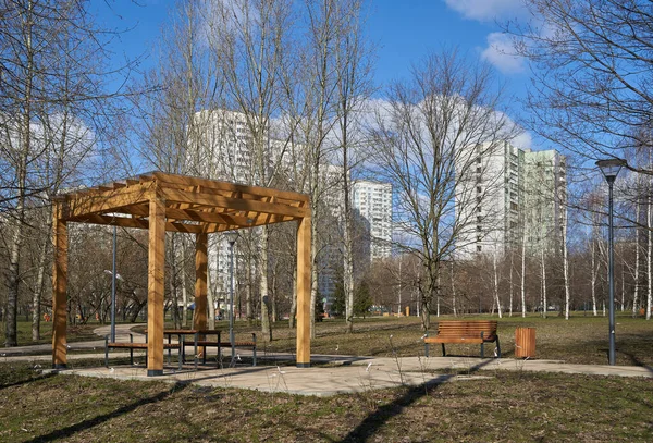 Miejsce Odpoczynku Drewnianą Pergolą Parku Wiosną Dzielnicy Jużnoje Miedwiedkowo Moskwa — Zdjęcie stockowe
