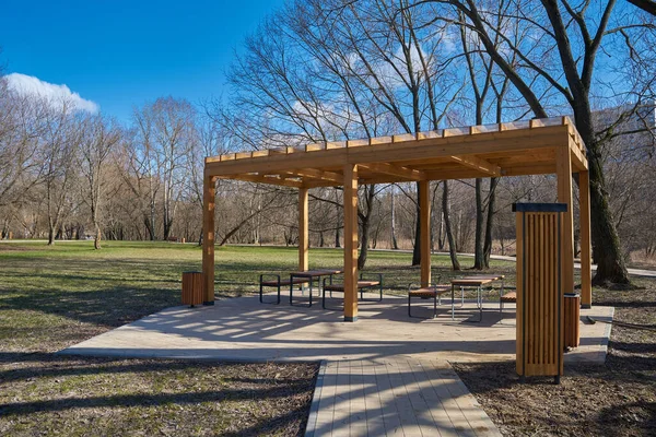 Moskova Nın Yuzhnoye Medvedkovo Ilçesinde Ilkbaharda Parktaki Ahşap Pergola Ile Stok Fotoğraf