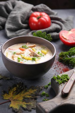 Somonlu, patatesli, havuçlu, domatesli ve kremalı bir Fin çorbası. Maydanoz, domates, bıçak, baharat ve gri arka planda tuz. Üst Manzara. Arkaplan resmi, alanı kopyala