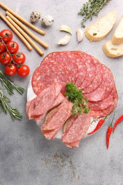 İtalyan mutfağı. Jambon ve sosis. Beyaz arka planda dilimlenmiş et. Sebze ve ekmek. Arka plan resmi. Boşluğu kopyala