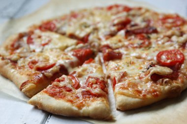 İtalyan mutfağı konsepti, açık ahşap arka planda sosisli ve peynirli pizza sosisi. Boşluğu kopyala