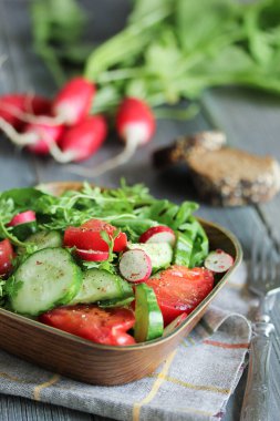 Sağlıklı mutfak kavramı. Taze otlar, turp, salatalık ve domates salatası ve lignt ahşap arka planda yağlı. Boşluğu kopyala, arkaplan resmi. 