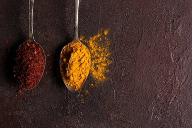 Yemek fotoğrafçılığı konsepti. Malzemeler. Karanlık bir arka planda baharatlar. Boşluğu kopyala, arkaplan resmi