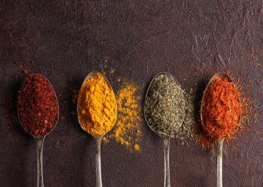 Yemek fotoğrafçılığı konsepti. Malzemeler. Karanlık bir arka planda baharatlar. Boşluğu kopyala, arkaplan resmi