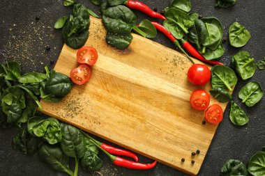 Koyu bir arka planda taze sebzeler ve yeşiller. Boşluğu kopyala, arkaplan resmi