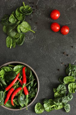 Koyu bir arka planda taze sebzeler ve yeşiller. Boşluğu kopyala, arkaplan resmi