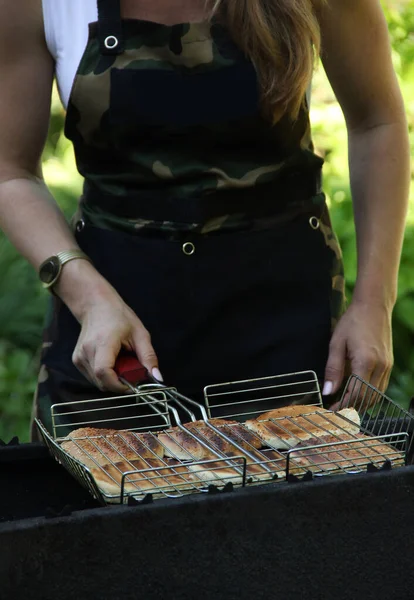 Amerykańskie Jedzenie Proces Robienia Hamburgera Rękami — Zdjęcie stockowe