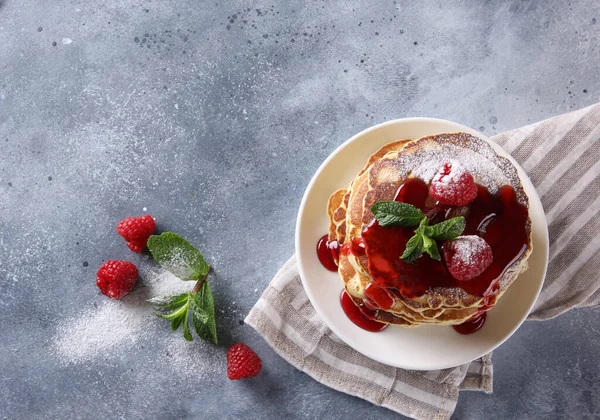 Cocina Americana Desayuno Panqueques Con Frambuesas Cobertura Roja Dulce Azúcar — Foto de Stock