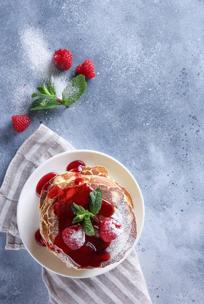 Cocina Americana Desayuno Panqueques Con Frambuesas Cobertura Roja Dulce Azúcar — Foto de Stock