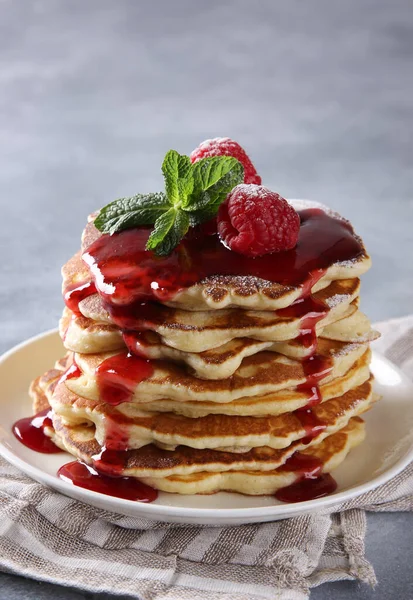 Cocina Americana Desayuno Panqueques Con Frambuesas Cobertura Roja Dulce Azúcar — Foto de Stock