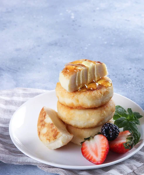 Cocina Rusa Ucraniana Desayuno Panqueques Requesón Pasteles Queso Con Miel — Foto de Stock