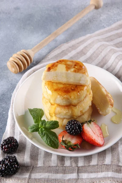 Cocina Rusa Ucraniana Desayuno Panqueques Requesón Pasteles Queso Con Miel — Foto de Stock