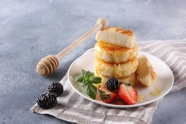 Cocina Rusa Ucraniana Desayuno Panqueques Requesón Pasteles Queso Con Miel — Foto de Stock