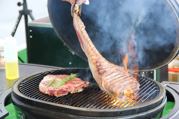 战斧牛肉牛排和大理石牛肉与迷迭香烤与烟和火 烹饪过程 橄榄油 背景图像 复制空间 — 图库照片