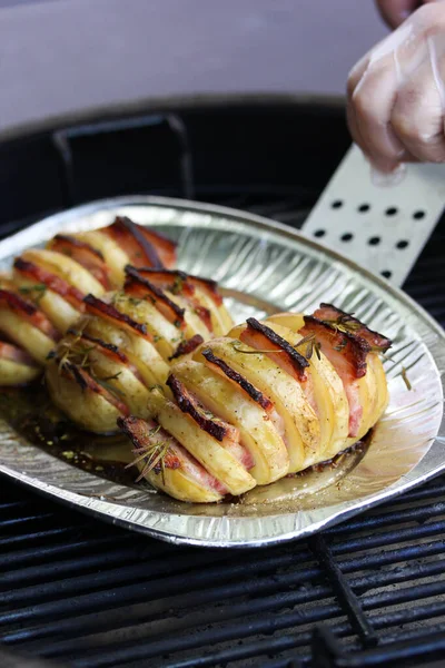 Koken Voorbereiding Gegrilde Aardappelen Met Spek Specerijen Een Folieplaat Met — Stockfoto