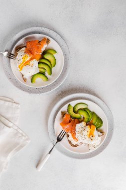 Kahvaltıda. Beyaz arka planda haşlanmış yumurta. Arkaplan resmi, alanı kopyala