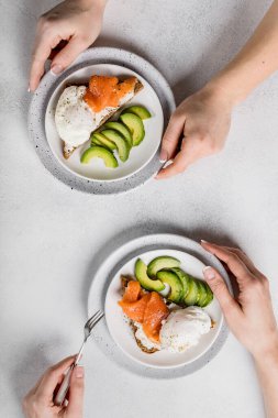 Kahvaltıda. Beyaz arka planda haşlanmış yumurta. Arkaplan resmi, alanı kopyala