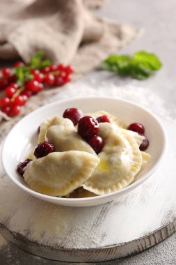 Ukrayna mutfağı kavramı. Hafif arka planda kirazlı börekler. Arkaplan resmi, alanı kopyala