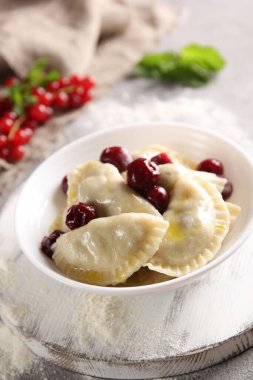 Ukrayna mutfağı kavramı. Hafif arka planda kirazlı börekler. Arkaplan resmi, alanı kopyala