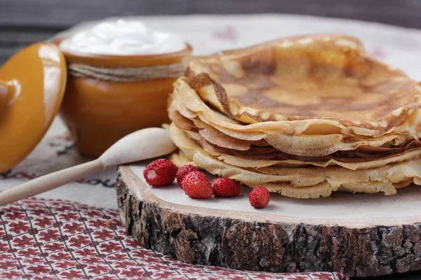 Konsep Masakan Rusia Pancake Dengan Krim Asam Dan Stroberi Dengan — Stok Foto