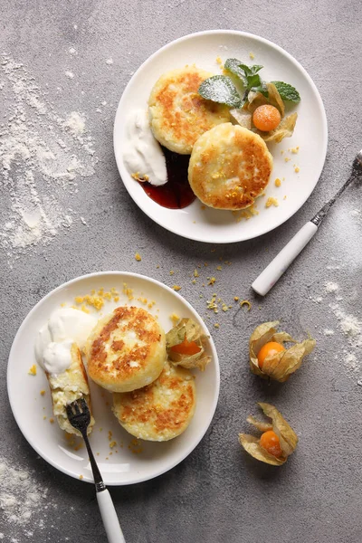 Desayuno Tartas Queso Con Crema Agria Mermelada Sobre Fondo Claro — Foto de Stock