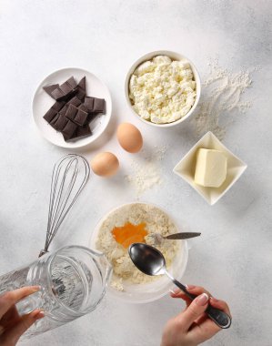 Turta yapma süreci. Elleri hafif arka planda pişirme işlemi. Arkaplan resmi, alanı kopyala