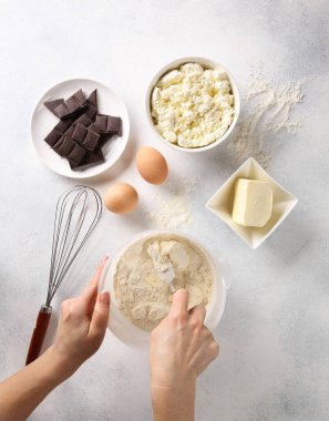 Turta yapma süreci. Elleri hafif arka planda pişirme işlemi. Arkaplan resmi, alanı kopyala