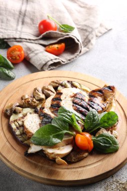 Izgara tavuk ve sebze. Tahtadaki patlıcan, mantar, domates ve otlar. Arkaplan resmi, alanı kopyala