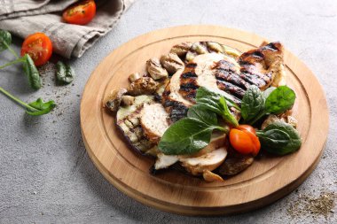 Izgara tavuk ve sebze. Tahtadaki patlıcan, mantar, domates ve otlar. Arkaplan resmi, alanı kopyala