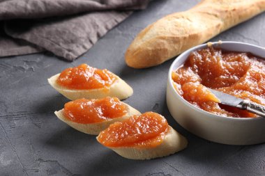 Ev yapımı tatlılar. Gri arka planda elma reçelli bir dilim ekmek. Arkaplan resmi, alanı kopyala