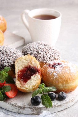 Tatlı. Hanuka çörekleri. Çaya karşılık şeker. Reçelli çörekler ve ışık panosunda çikolata. Yabanmersini, çilek ve bir fincan çayla birlikte nane şekeri. Arkaplan resmi, alanı kopyala