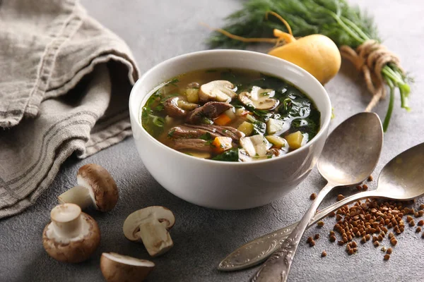 俄罗斯菜的概念 蘑菇和萝卜的汤 靠近绿色 汤匙和荞麦的浅色背景 背景图像 复制空间 — 图库照片
