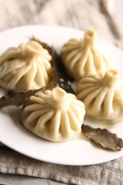 Gürcistan mutfağı kavramı. Hafif tabakta Khinkali. Kaynamış hamurda kıyma. Arkaplan resmi, alanı kopyala