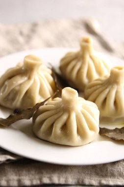 Gürcistan mutfağı kavramı. Hafif tabakta Khinkali. Kaynamış hamurda kıyma. Arkaplan resmi, alanı kopyala