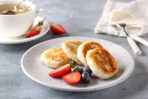 Concepto Cocina Rusa Ucraniana Panqueques Requesón Tartas Queso Con Bayas — Foto de Stock