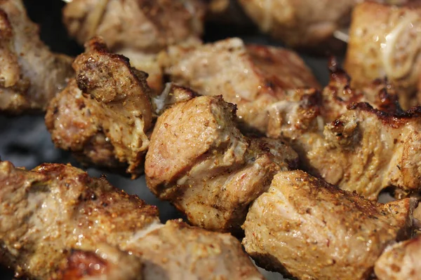 Varkensvlees Shashlik Kebab Wordt Gebakken Grill Kolen Spiesen Dacha Achtergrond — Stockfoto
