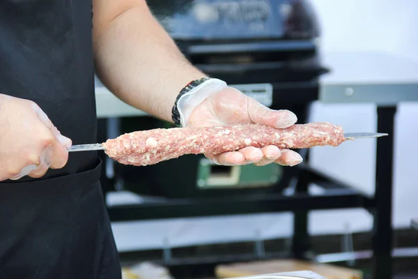 Proces Gotowania Przygotowania Raw Lula Kebab Szpikulcu Rękami Kucharza Letni — Zdjęcie stockowe